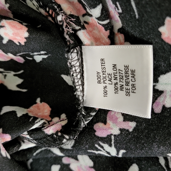 Candie's Floral & Lace Blouse - Picture 9 of 9